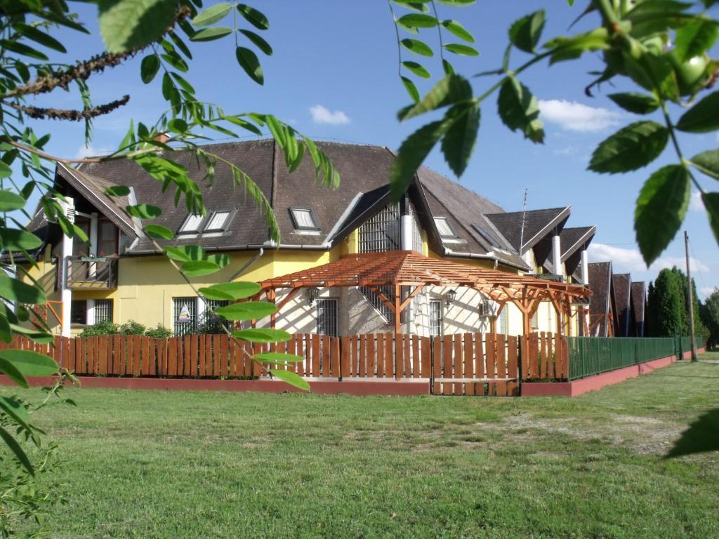 Abadszaloki Vitorlas Vendeghaz Hotel Exterior photo